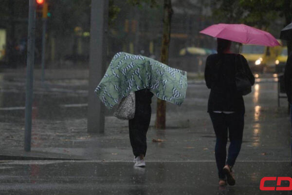 Caminantes bajo la lluvia. Fuente: Externa