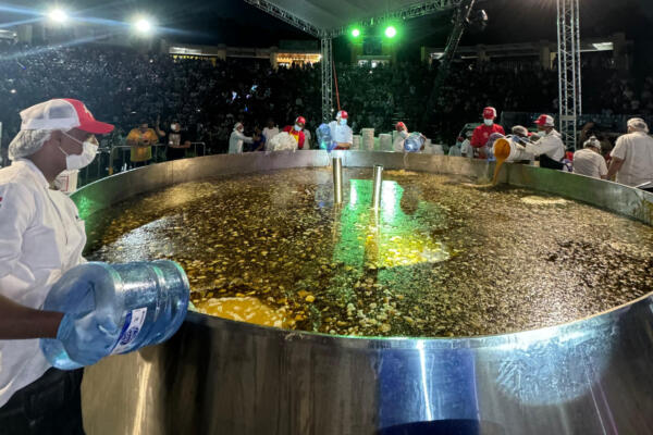 Preparación del sancocho dominicano más grande de la historia para romper Récord Guinness. Foto: CDN