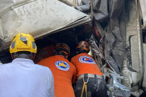 Defensa Civil en labores de rescate tras accidente de Haina. FOTO: Fuente externa
