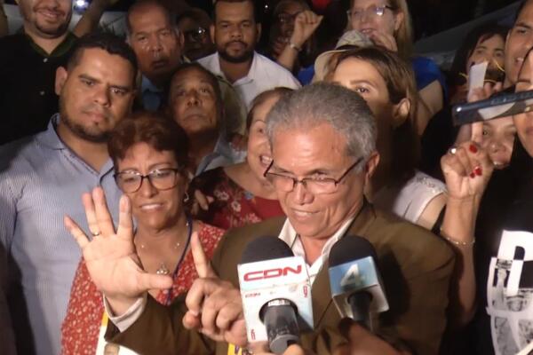 Waldo Ariel Suero muestra numero 6 tras ganar elecciones del CMD. FOTO: CDN