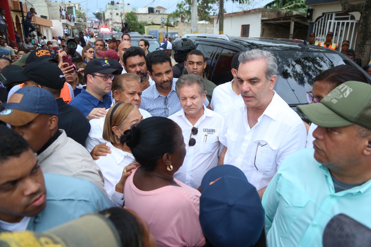 Presidente Luis Abinader visitando las zonas del país.