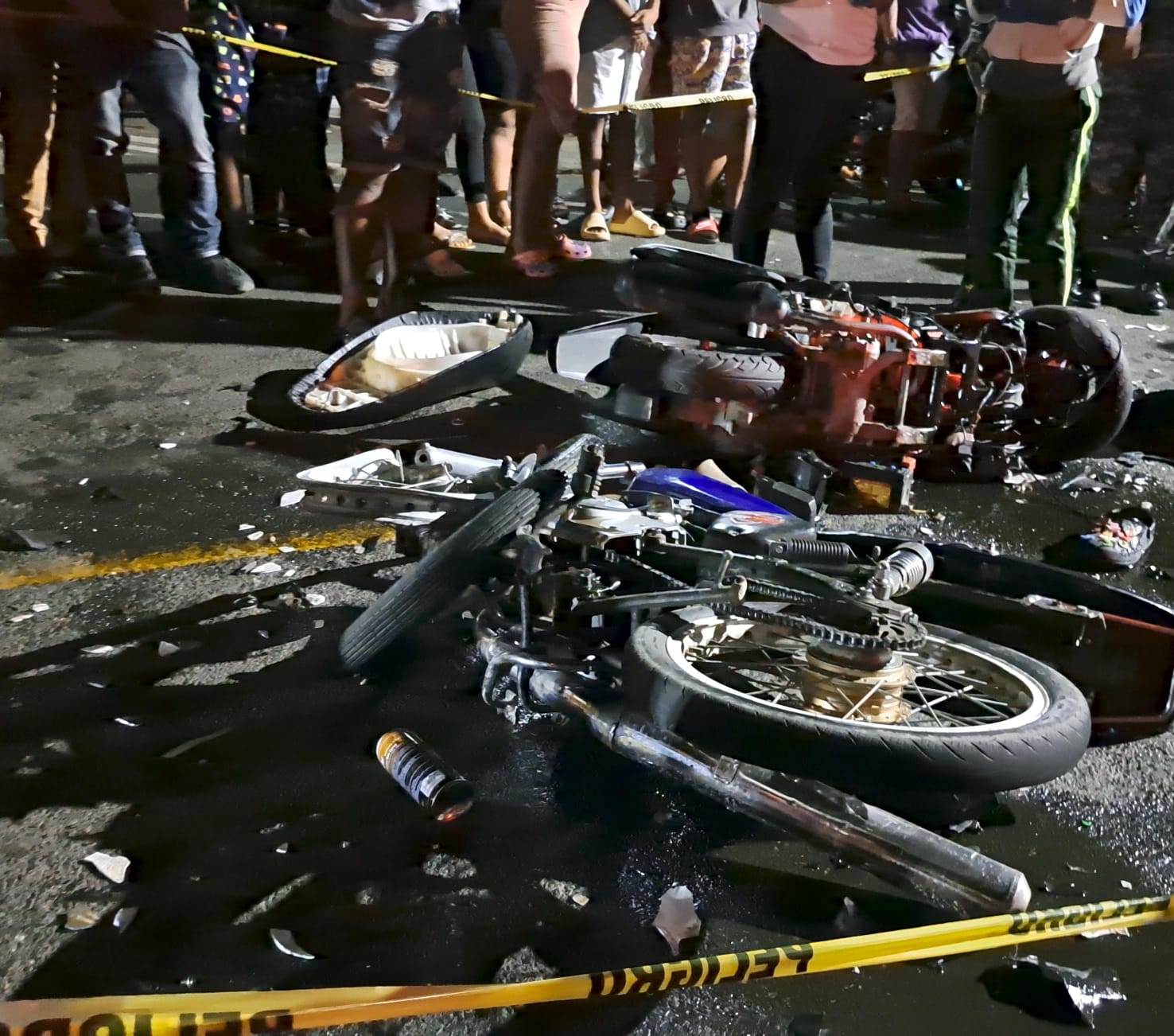 Dos jóvenes mueren al chocar motocicletas; se presume realizaban carreras clandestina