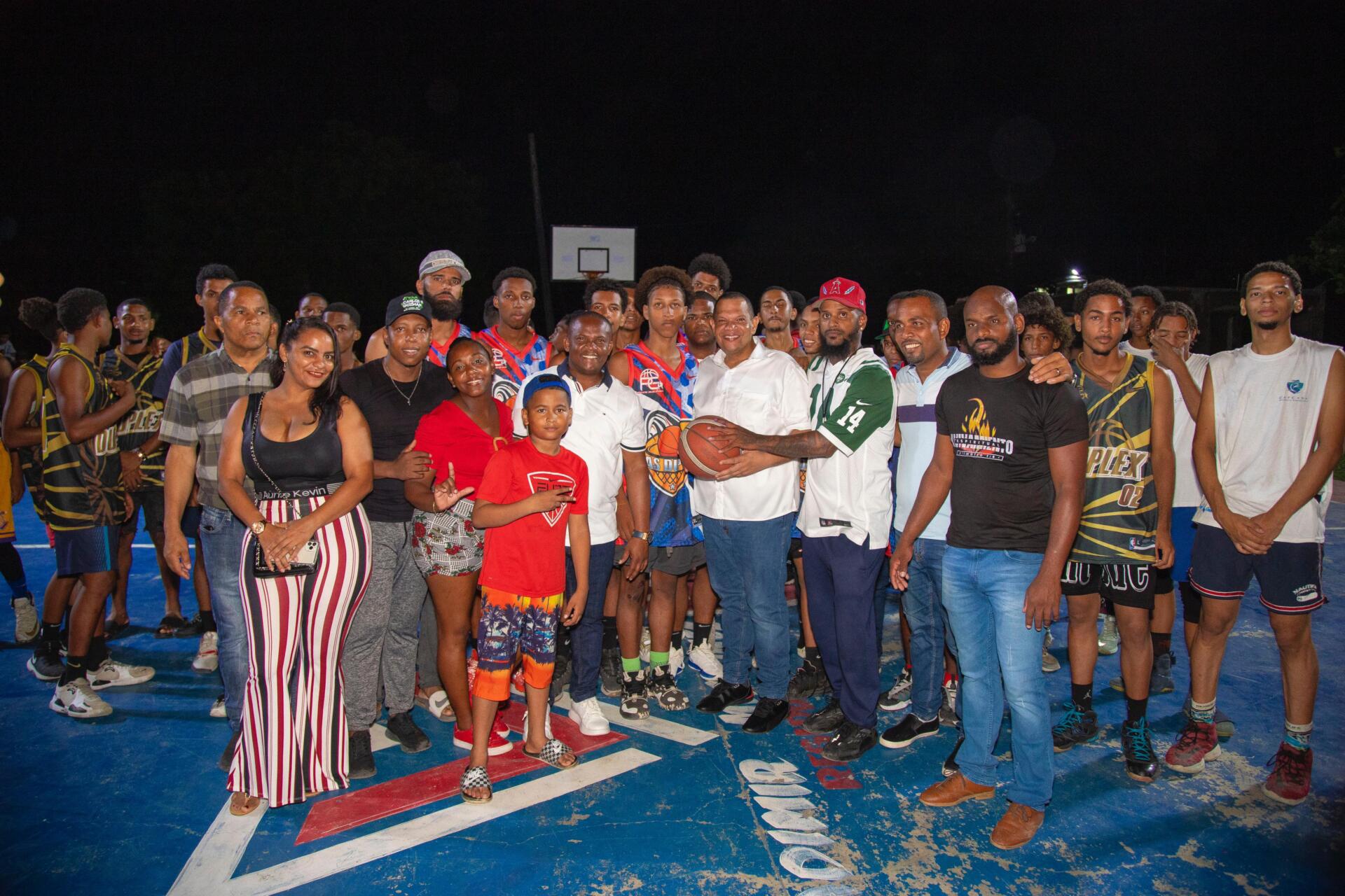 Dedican torneo infantil de basketball al alcalde Carlos Guzmán por sus aportes al deporte en SDN