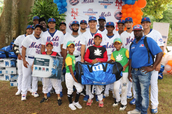 Fundación NY Mets entrega utensilios deportivos a academias