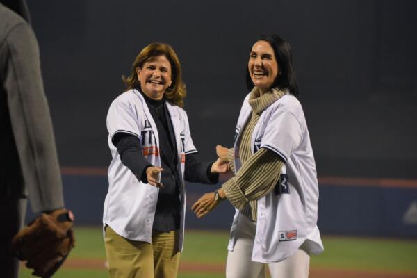 Raquel Peña y Raquel Arbaje sonríen tras lanzar primera bola de la Serie Titanes del Caribe. FOTO (fuente externa).