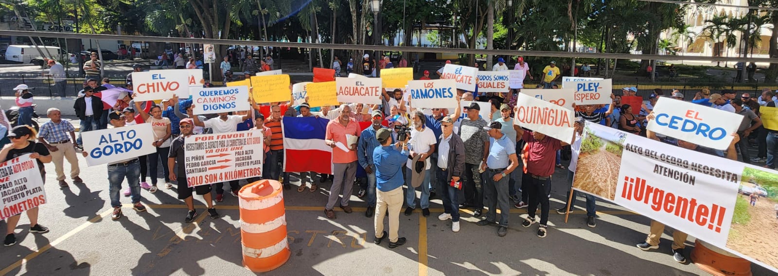 Marchan en Santiago en reclamo de construcción de calles y caminos