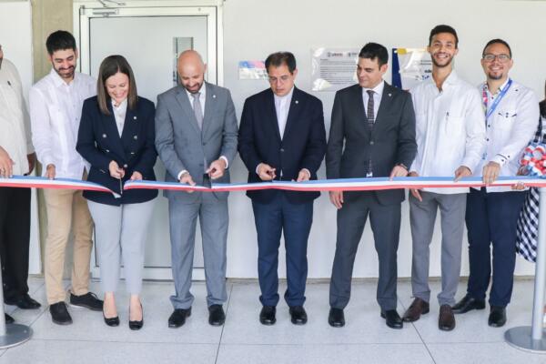 Inauguración  del primer laboratorio especializado en microrredes eléctricas del país.  FOTO: fuente interna.