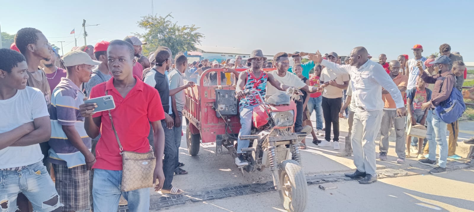 Video: Haitianos se revelan ante grupo de autoridades que mantenían cerrada la frontera