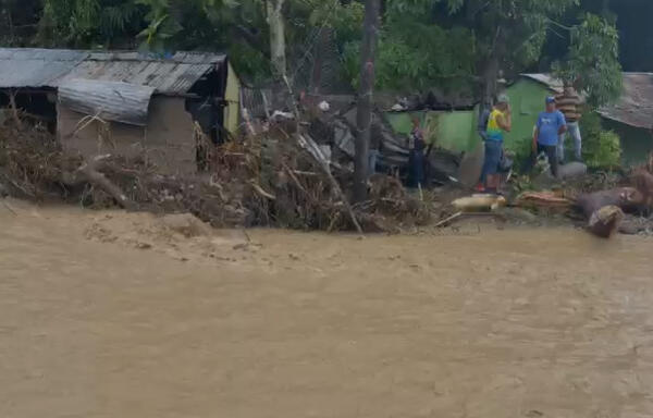 Comunidad afectada por crecida de río en Azua.
Foto: Marcos Lorenzo