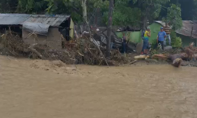 Comunidad afectada por crecida de río en Azua. Foto: Marcos Lorenzo