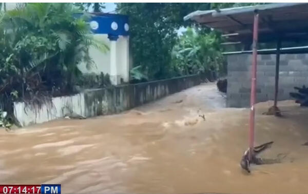 Zona inundada por el desbordamiento de cañada en Cotuí. (CDN digital). 