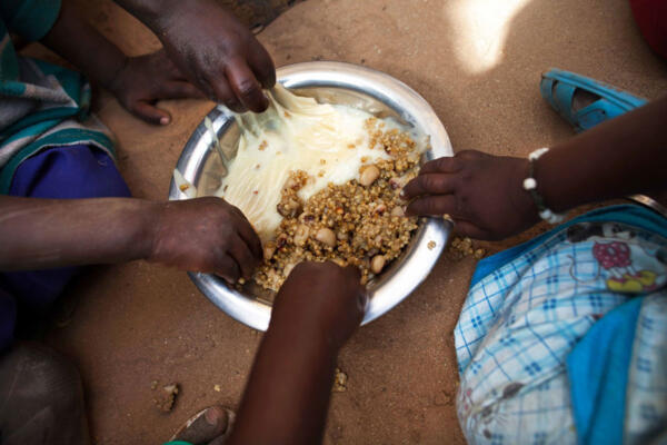 Niños en condición de pobreza se alimentan. FOTO: Fuente externa.