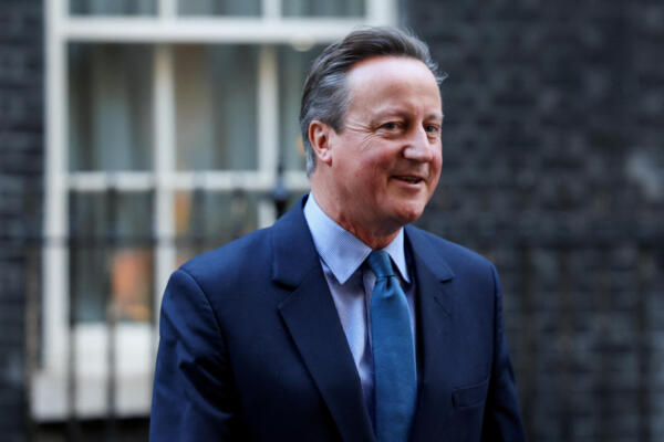 El exprimer ministro de Gran Bretaña David Cameron, caminan frente al número 10 de Downing Street en Londres, Gran Bretaña, el 13 de noviembre de 2023. / Fuente externa.