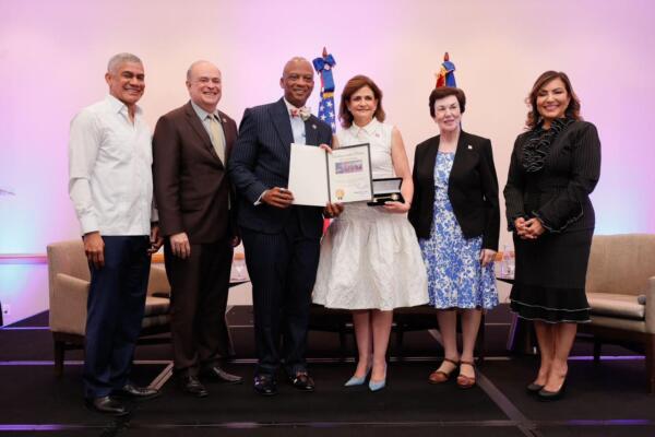 Vicepresidenta Raquel Peña junto a autoridades internacionales afirma dominicanos en el exterior son prioridad para el Gobierno dominicano.