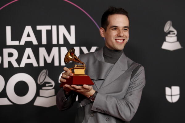 Edgar Barrera sostiene el premio a la Mejor Canción Regional de la 23ª ceremonia anual de los Grammy Latinos, el 17 de noviembre de 2022, en Las Vegas (Estados Unidos). Fuente:  EFE / CAROLINE BREHMAN / ARCHIVO
