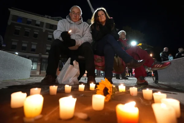Vecinos se reúnen el jueves 2 de noviembre de 2023, durante una vigilia con velas en Auburn, Maine. El gobierno de Maine va a cubrir el costo de los funerales de las familias que perdieron a sus seres queridos en la masacre más mortífera en la historia del estado, dijo la oficina de la gobernadora Janet Mills el miércoles 8 de noviembre. 
