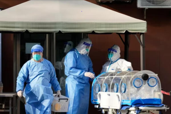 Médicos con equipo de protección preparan su equipamiento ante una unidad de fiebre en un hospital de Pekín. / Fuente externa.