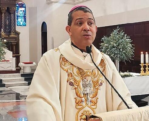 obispo auxiliar de la Arquidiócesis de Santiago, monseñor Carlos Tomas Morel Diplán