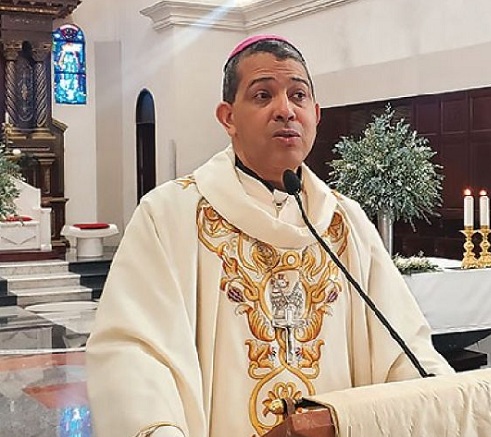 obispo auxiliar de la Arquidiócesis de Santiago, monseñor Carlos Tomas Morel Diplán.