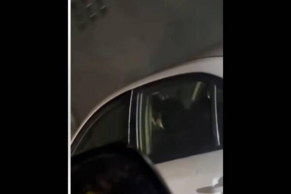 Graban a hombre golpeando a una mujer dentro del carro