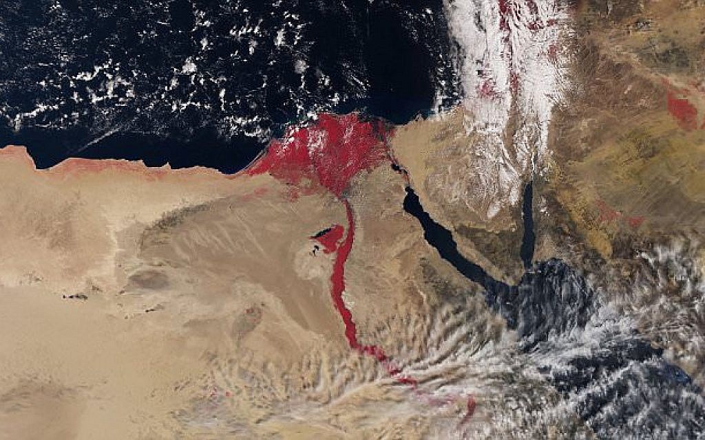 El río Nilo se tiñe de rojo y recuerda la profecía de la Biblia