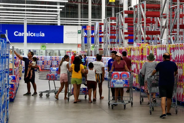 Largas filas en Acapulco, por reapertura de supermercados tras paso de 