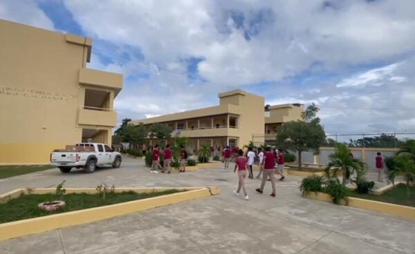Claman a las autoridades intervenir solares  baldíos próximos a escuela en Cotuí