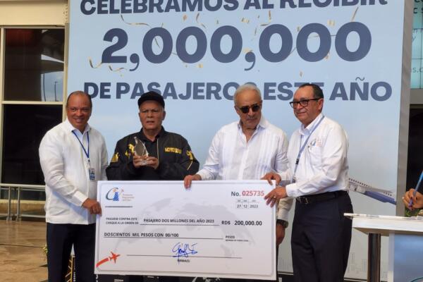 Rafael Tiburcio llegó este miércoles al aeropuerto Internacional del Cibao y resultó ser el Pasajero 2 millones del Aeropuerto del Cibao. (Foto: Fuente Externa)