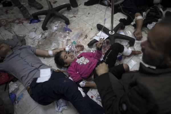 Niños heridos tras un ataque israelí son atendidos en el suelo del hospital Nasser de Jan Yunis, en el sur de Gaza. Foto: fuente externa.