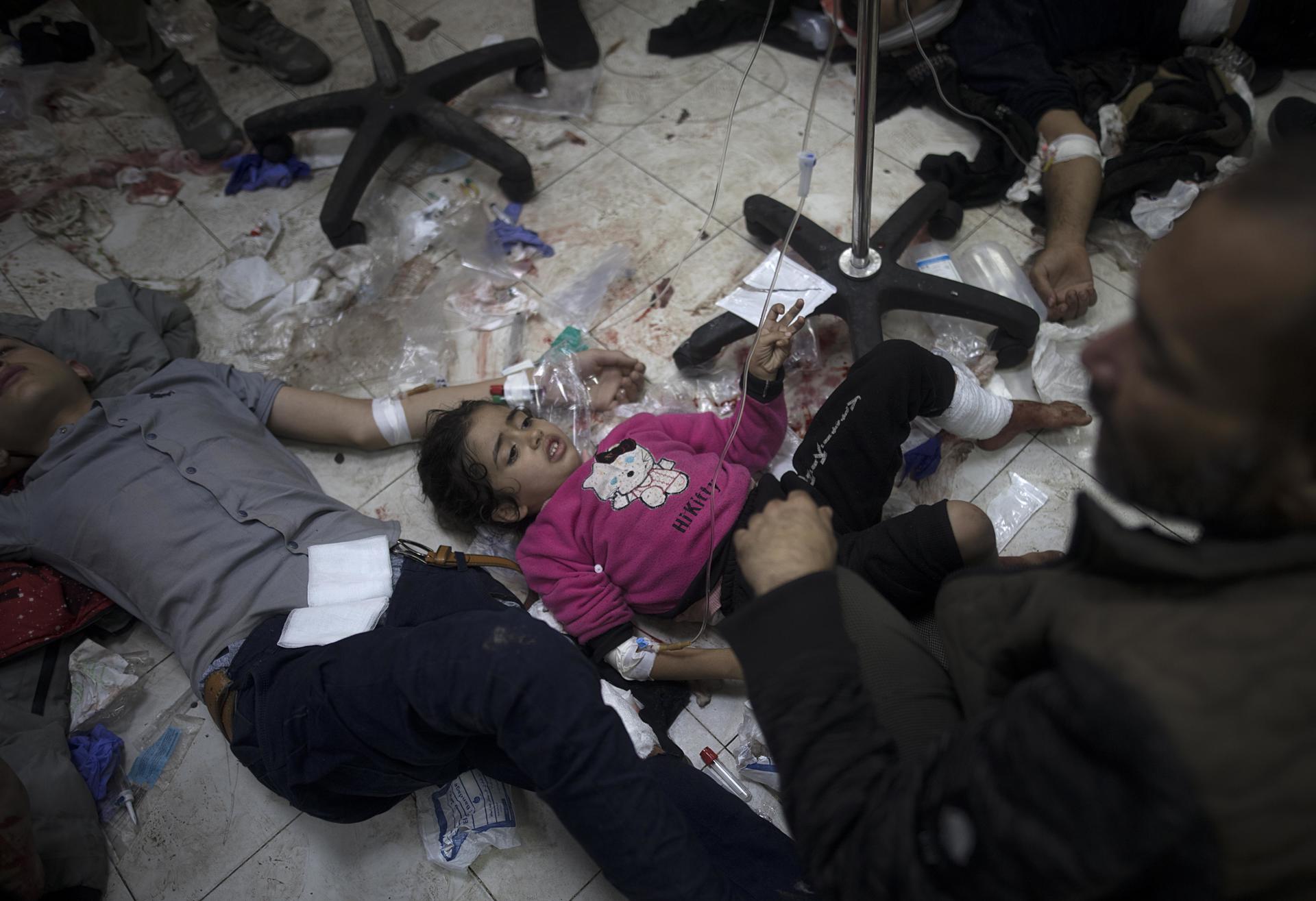 Niños heridos tras un ataque israelí son atendidos en el suelo del hospital Nasser de Jan Yunis, en el sur de Gaza. Foto: fuente externa.