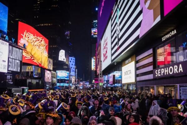  Los juerguistas celebran en Times Square mientras asisten a las celebraciones de Nochevieja. Foto: fuente externa.