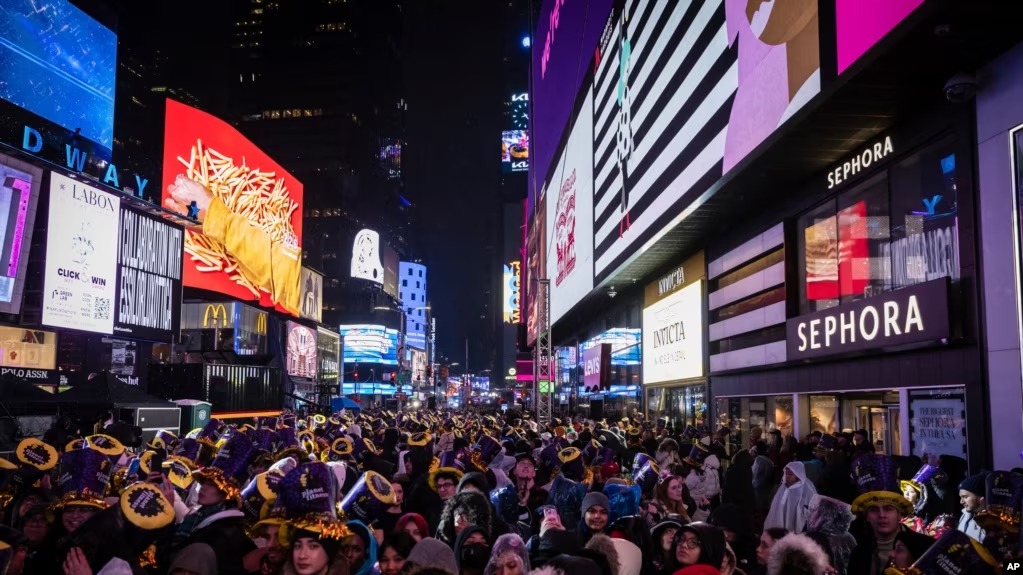 Los juerguistas celebran en Times Square mientras asisten a las celebraciones de Nochevieja. Foto: fuente externa.
