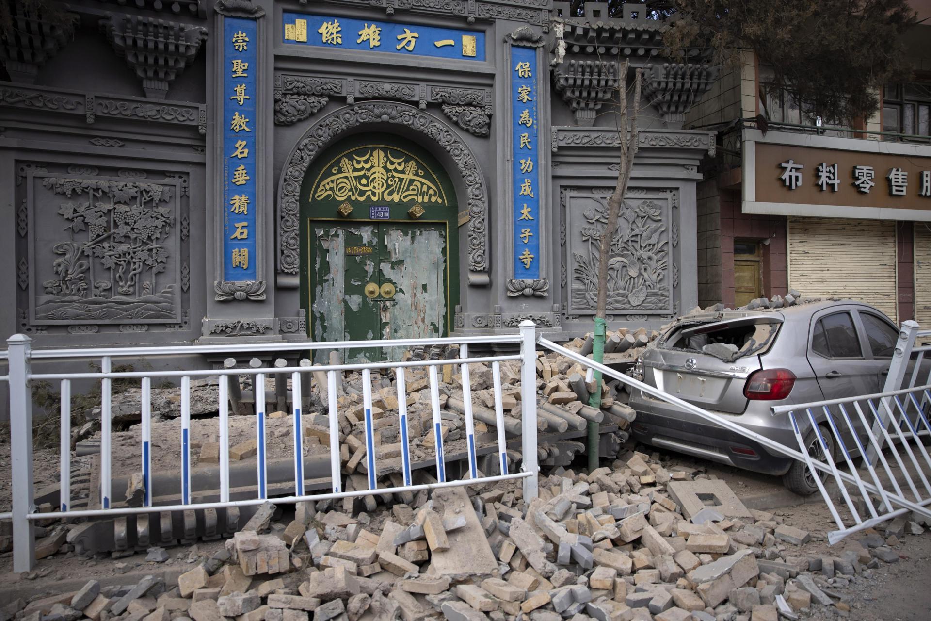 Los cascotes inundan las calles de la ciudad de Dahejia, en Gansu, tras el terremoto de la pasada semana en esa provincia china. Foto: fuente externa.