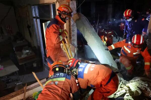 Personal de rescate busca posibles víctimas entre los escombros de un edificio tas el sismo en China. Foto: fuente externa.