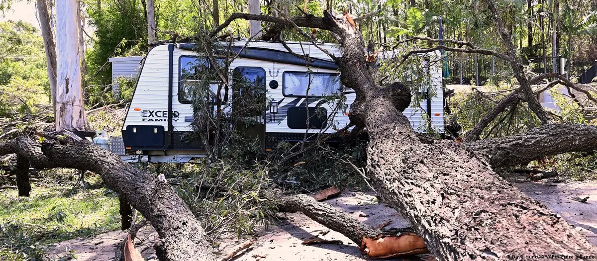 Un árbol caído yace sobre una caravana de un camping cerca de Gold Coast, Australia. Foto: fuente externa.