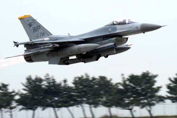 El caza F-16 de la Fuerza Aérea de los EEUU despega durante un ejercicio aéreo conjunto anual 