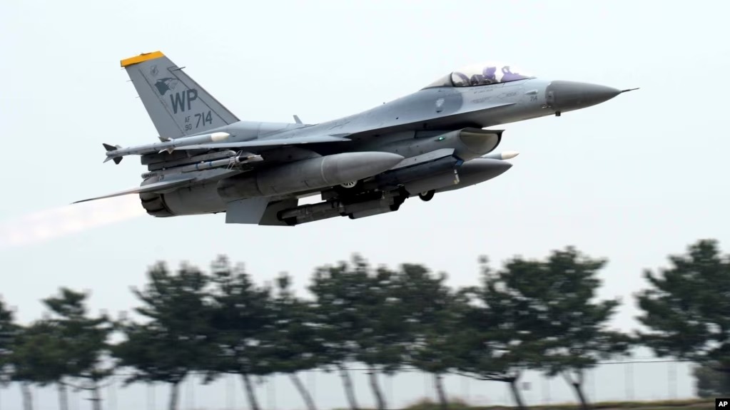 El caza F-16 de la Fuerza Aérea de los EEUU despega durante un ejercicio aéreo conjunto anual "Max Thunder" entre Corea del Sur y EEUU en la Base Aérea de Kunsan en Gunsan, Corea del Sur. Foto: fuente externa.