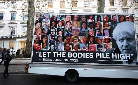 Anuncio con la caras de las víctimas y la famosa frase de Johnson: "Dejad que los cadáveres se amontonen". Foto: fuente externa.