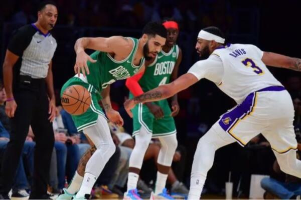 Es la primera vez que Boston Celtics vence a los Lakers de Los Ángeles en un juego del día de Navidad de la NBA.