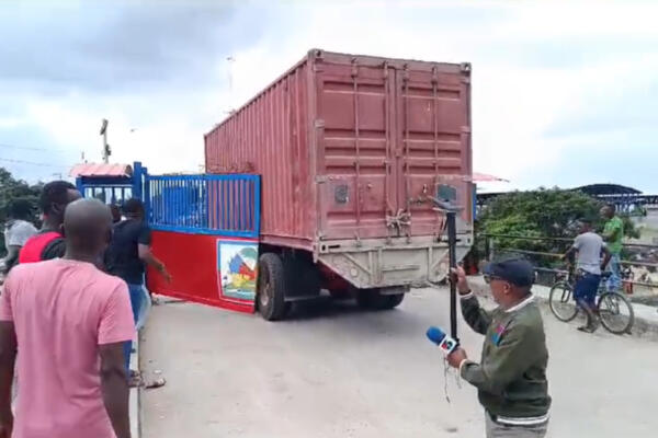 Camioneros haitianos destruyen puerta fronteriza en Juana Méndez