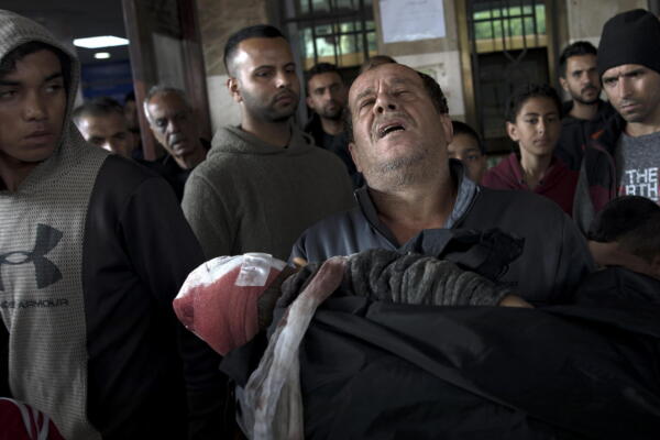 Un hombre con el cuerpo de su hijo muerto en el Hospital Nasser de Jan Yunis, en el sur de la Franja de Gaza.