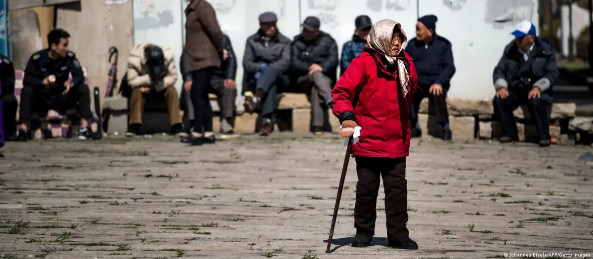 Mujeres y hombres de la tercera edad en una calle de Shanghai. Foto: fuente externa.