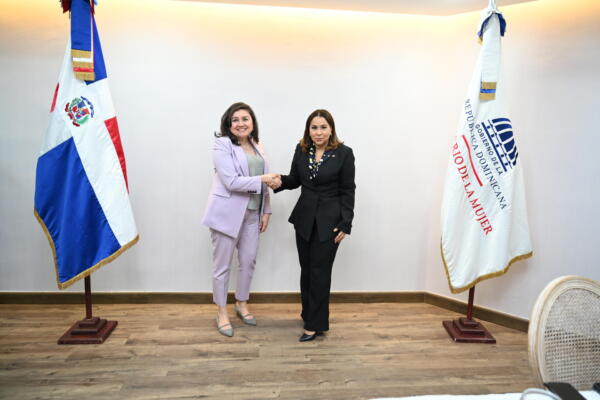 Encargada de Negocios de la Embajada de EE. UU.  Visita ministra de la Mujer. (CDN digital).