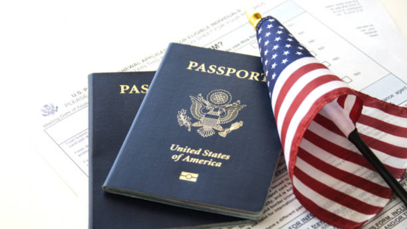 Pasaporte y bandera de Estados Unidos. FOTO: Fuente externa