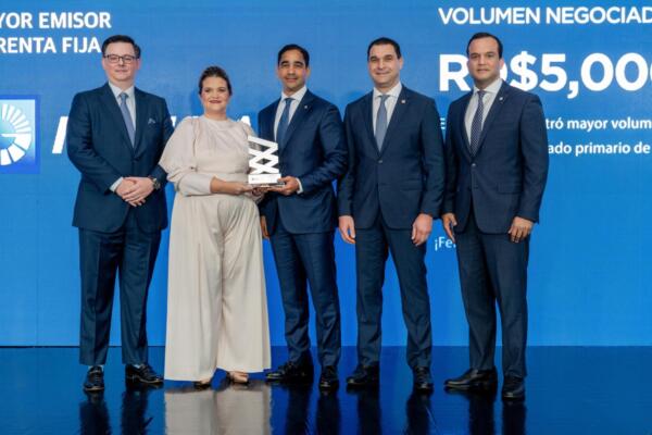 Ejecutivos del Banco Popular reciben galardón
Foto: fuente externa