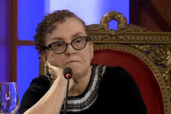 Momento en el que la procuradora General de la República Miriam Germán rompe en llanto, durante la entrevista realizada a Yildalina Noemí Taten Brache, por parte del TC. FOTO: Fuente externa