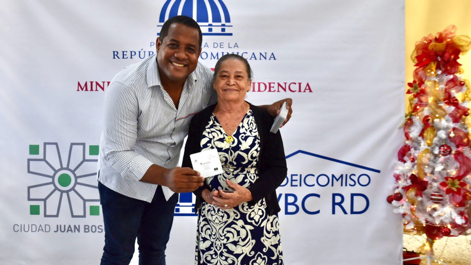 Ciudad Juan Bosch realiza encuentro navideño; entregan más de 400 bonos