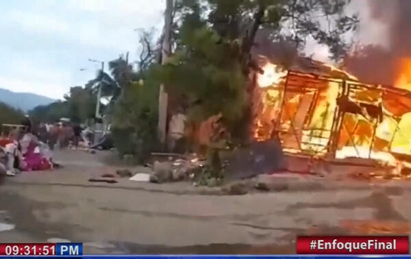 Foto del incendio que destruye ocho viviendas. (CDN digital).