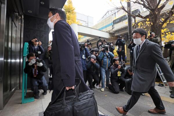 Los miembros de investigación especial de la Fiscalía Pública del Distrito de Tokio ingresan al edificio que alberga al Seiwaken, una facción gobernante del Partido Liberal Democrático (PLD), en Tokio. Foto: fuente externa.