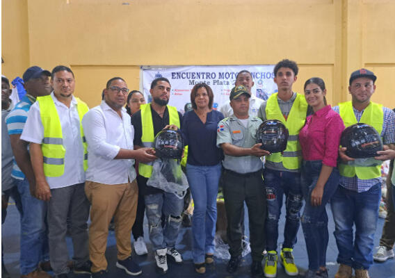 Gobernadora de Monte Plata, Rafaela Javier Gomera, junto a motoconchistas. (CDN digital).